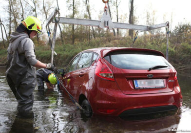 Auto in der Aschach (Foto: Kasi)