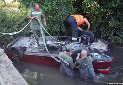 Auto im Bach (Foto: Kolli)