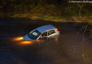 Auto in Fluss / Foto: Kollinger