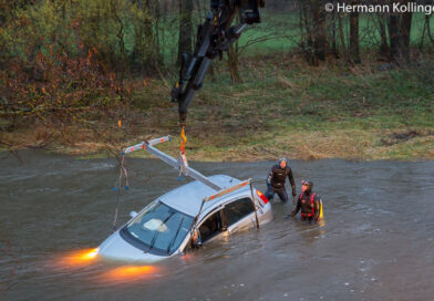 Auto in Fluss / Foto: Kollinger