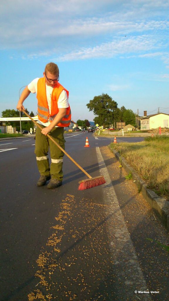 Weizen auf Fahrbahn / Foto: Unter