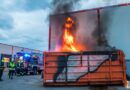 15.05.2019: Großcontainer mit Plastik brennt neben Gebäude