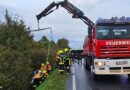 28.09.2024: Pkw hängt nach Unfall auf B 129 in Höhe Emling auf Steilböschung